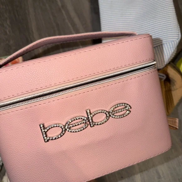 Lot of makeup bags - Picture 12 of 13